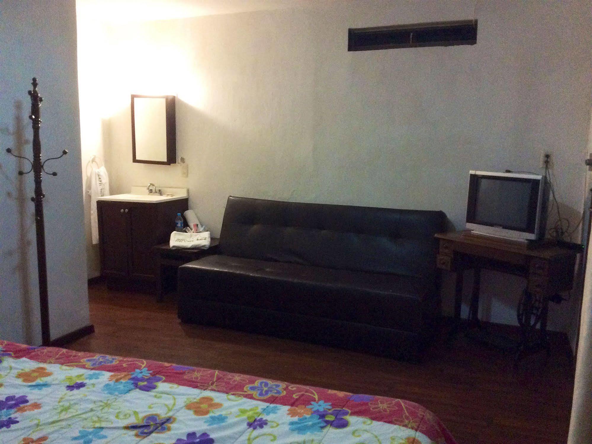 Oyo Hotel Brazil,Guadalajara,Estadio Jalisco ภายนอก รูปภาพ